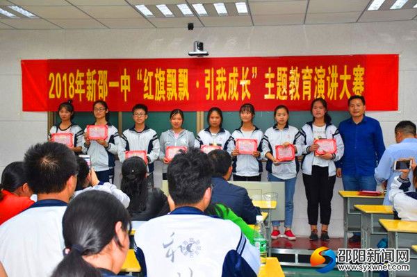 图为获奖学生合影