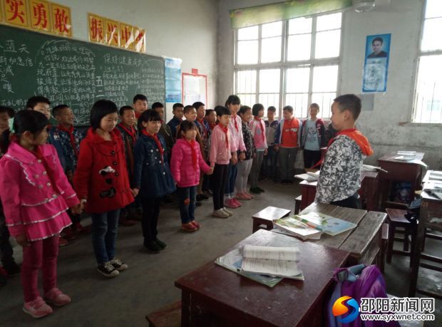 同学们为寿星齐唱《生日快乐歌》