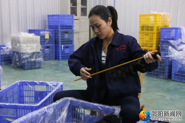 刘春红在对发制品进行质量检测