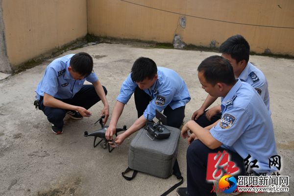 新邵县城管局工作人员现场操作无人机。