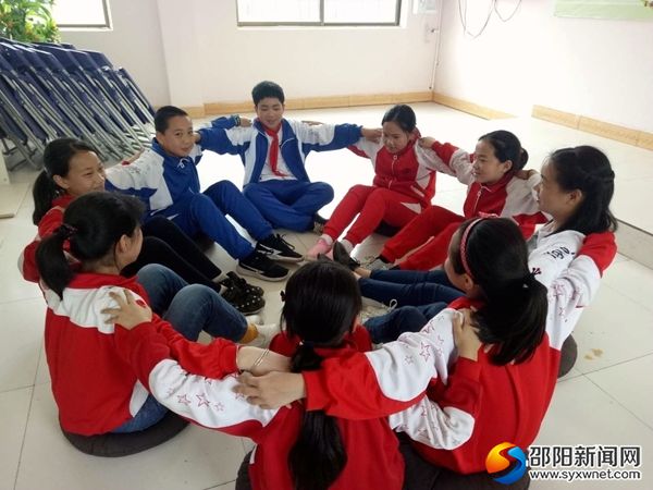 手搭着手,肩并着肩,敞开心怀做“知心”游戏。
