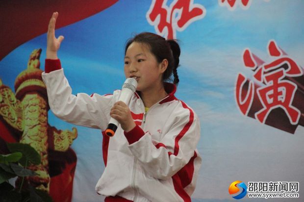 正在演讲的比赛选手
