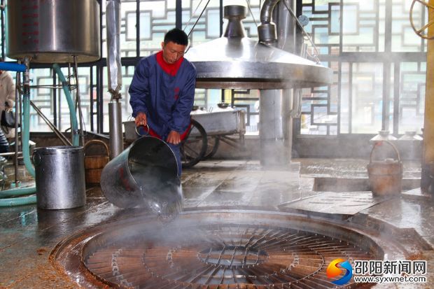 苏曙明一丝不苟的完成工作中的每一道工序