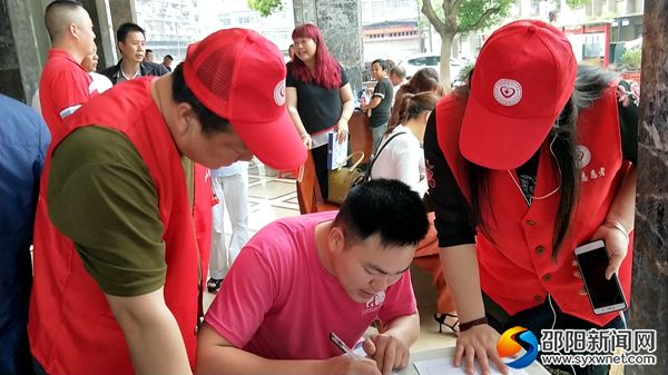 志愿者指导爱心献血人员填写体检表