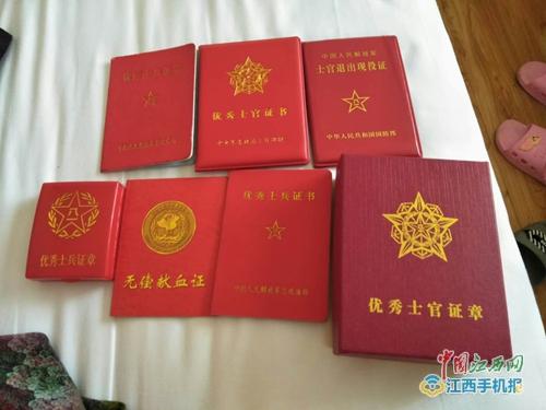 简林平在部队获得的荣誉证书(李勇供图)
