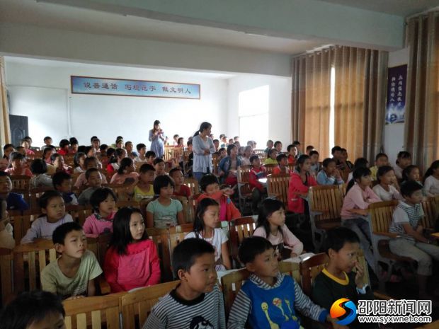 学生正在认真观看防溺水教育宣传片