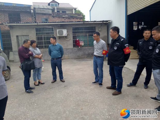 工作人员在现场做企业主的思想工作
