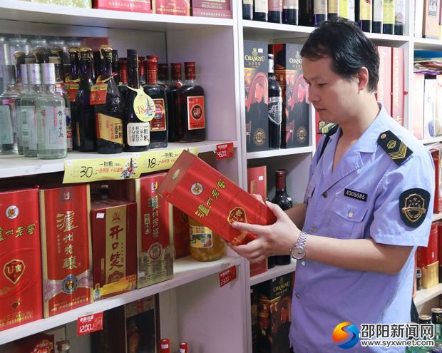 执法人员查验酒类产品