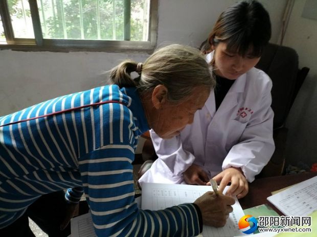 医护人员对前来咨询眼部疾病的群众进行详细登记