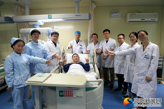 医务人员和肖功武为这项心跳骤停医学治疗奇迹竖起拇指
