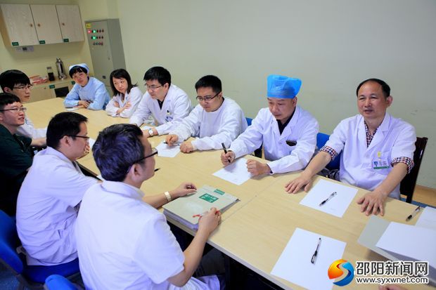 救治团队集中会诊已恢复好转的肖功武