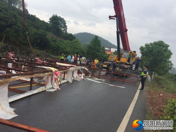 新宁公路局依法拆除龙门架
