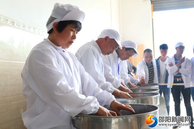 选手将炒制好的茶叶烘干，做最后的整形 