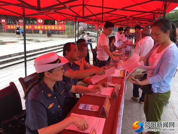 城步运管所工作人员向群众发放应急宣传资料