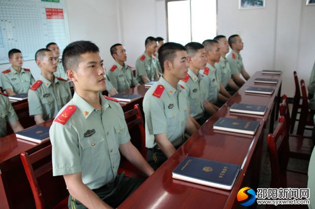图为官兵参加学习