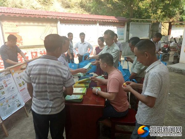 发放减灾防灾资料