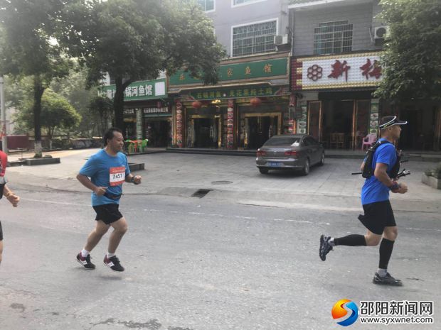 图为崀山镇干部郭华斌参加比赛