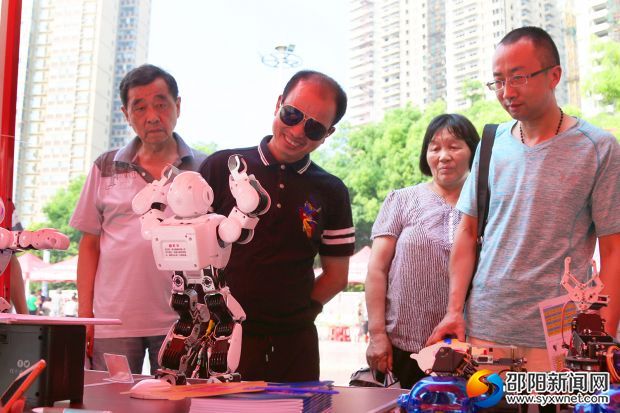 市民正在兴致勃勃的观看机器人舞蹈