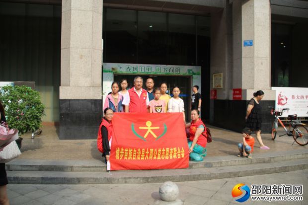 图为志愿者学生合影