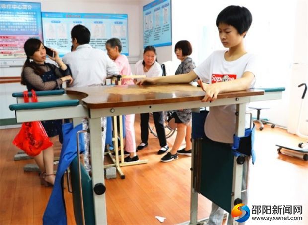 小蕾在医院康复诊疗中心做肢体锻炼