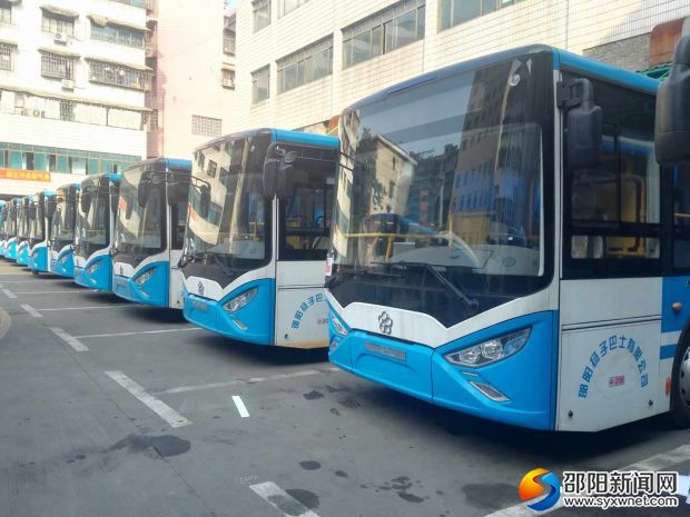 等待调试的新能源公交车