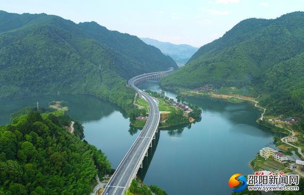 武靖高速经过绥宁县花园阁国家湿地公园，该高速沿线，植被保护良好，生态优美，在夏日阳光照耀下，白云悠悠，群山绵绵，水路弯弯，河水清清，犹如一幅风景优美的山水画。
