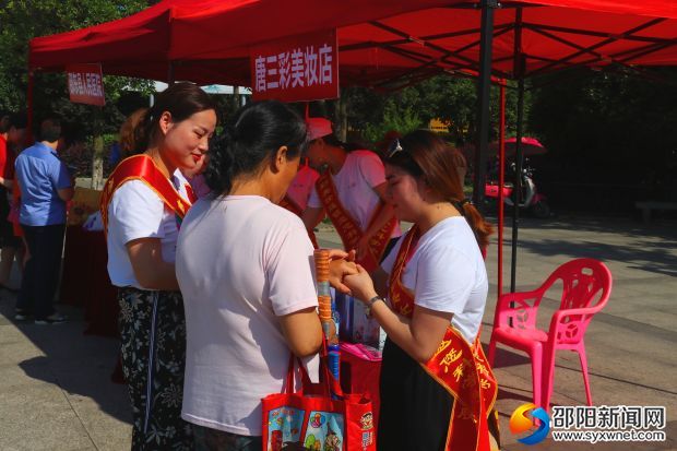 活动现场,工作人员向市民介绍化妆品知识