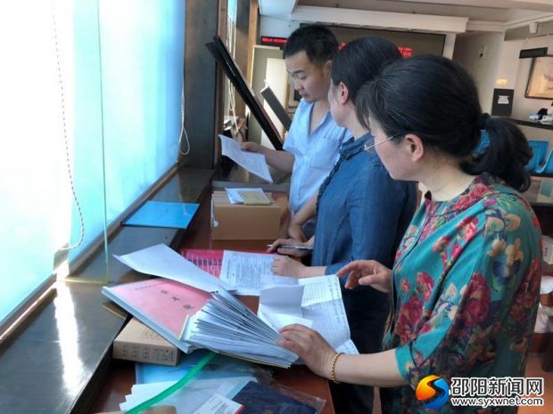 检查小组正在查对台账