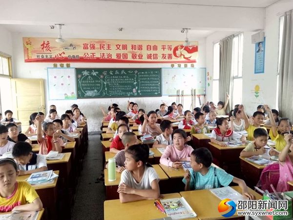 学生们踊跃举手上台演讲