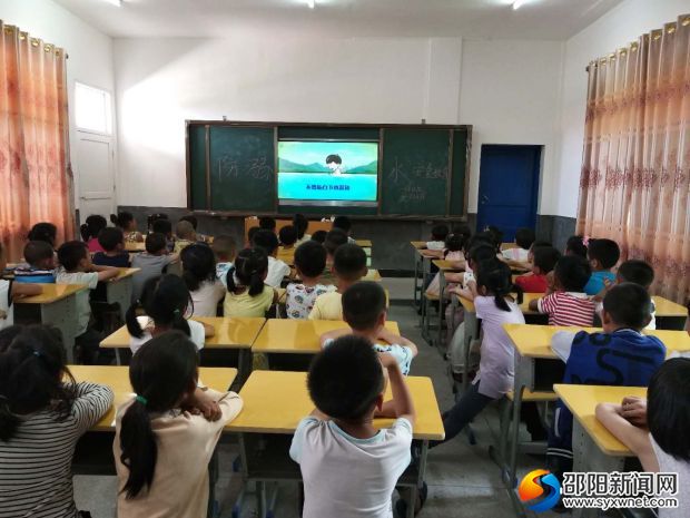学生观看视频
