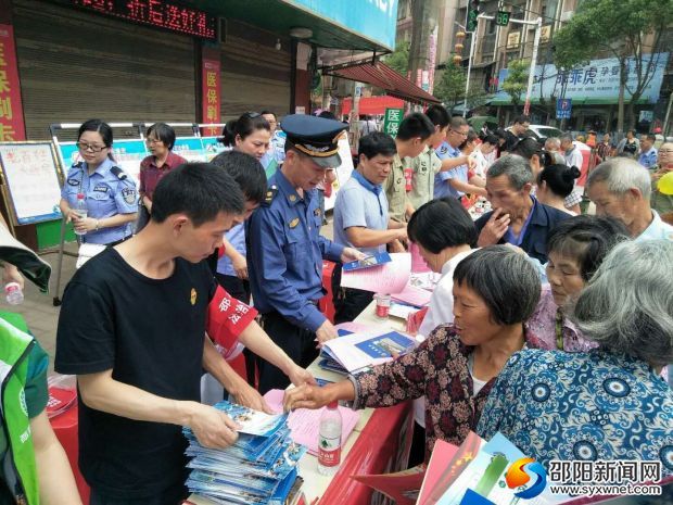 图为送法下乡宣传活动现场