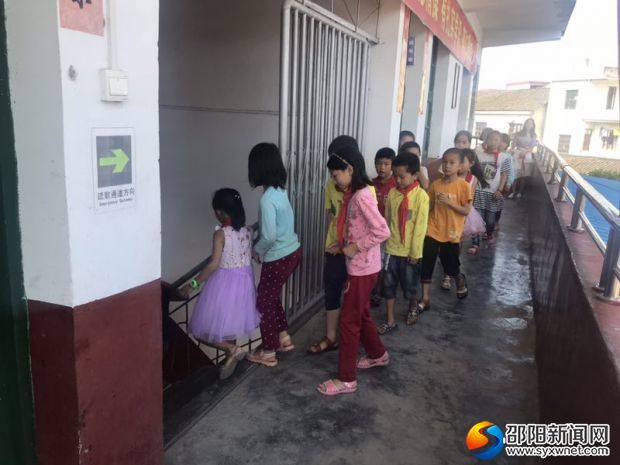 同学们有序地离开教室