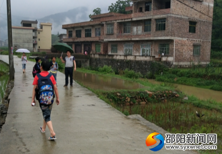 教学副校长陈勇正在护送学生回家2