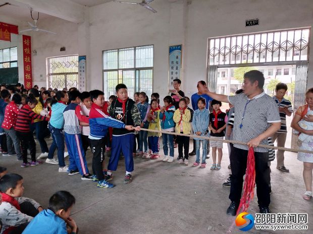 学生拔河比赛进行时