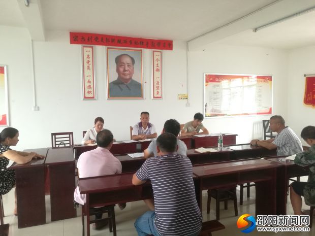 驻村干部对“百里脐橙连崀山”宣传事宜进行部署
