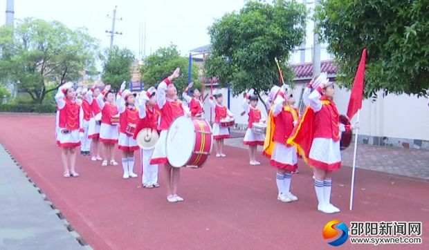 少先队员正在向国旗敬礼