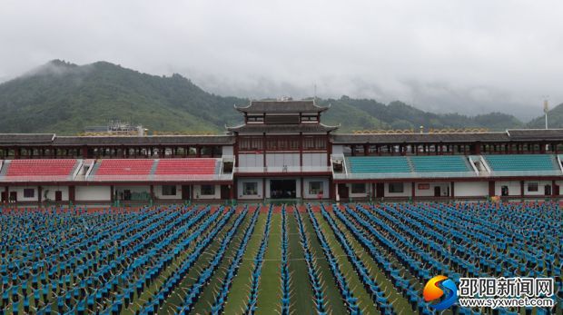 万名中小学生齐跳舞蹈《弟子规》