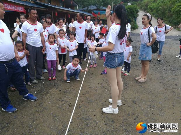 图为孩子们拔河比赛