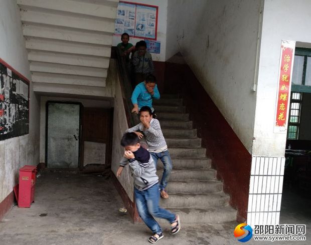 洞口县九峰小学举行消防安全演练