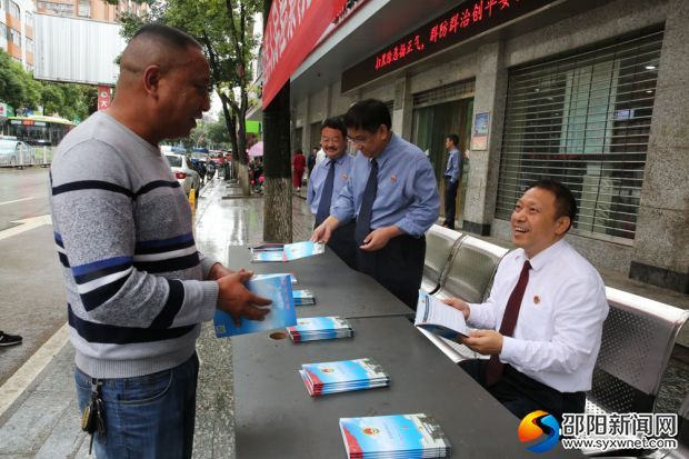 唐检为群众讲解公益诉讼相关法律知识