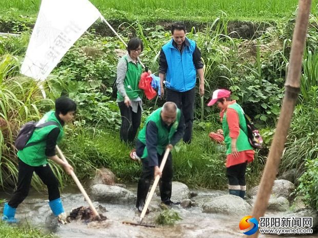 图为护源使者们在清理河道
