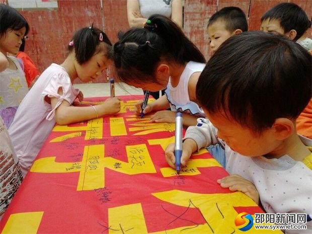 可爱的孩子们正在签名