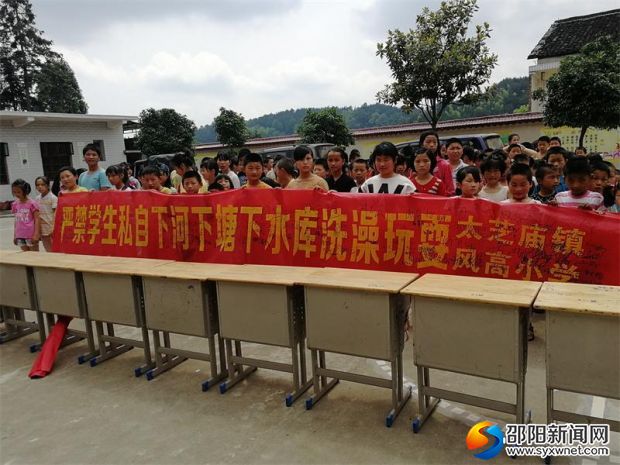 长长的横幅就是每个孩子的承诺