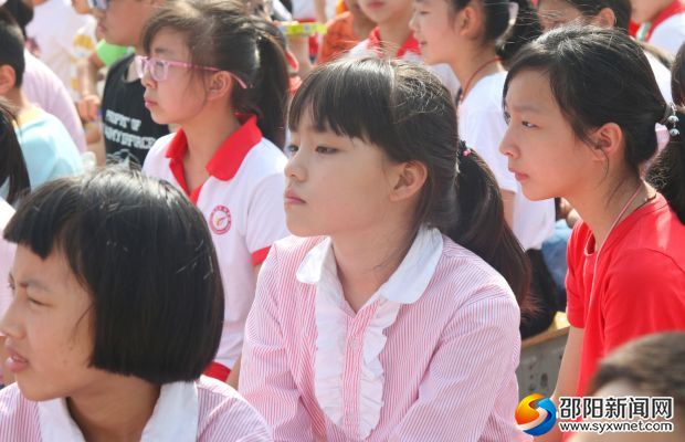 孩子们正在认真听工作人员讲解如何预防校园欺凌的知识