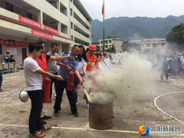 派出所宁警官展示如何扑灭火源