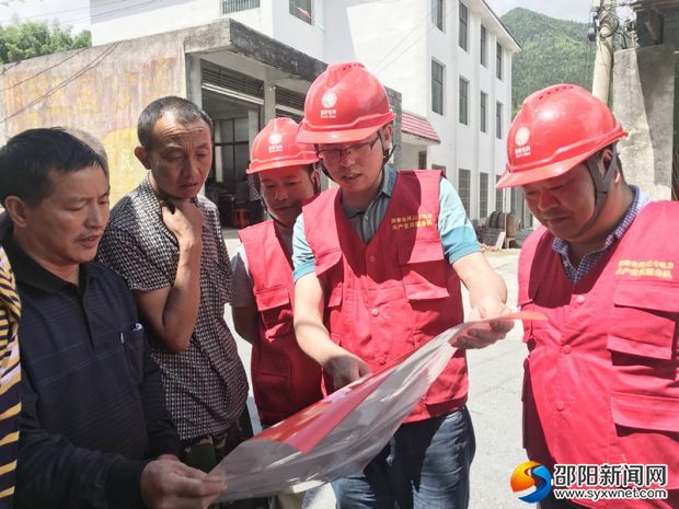 共产党员服务队向村民宣讲用电安全知识