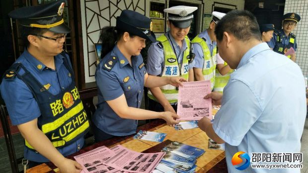 图为普通公路路政执法人员向货运司机朋友讲解治超新规以及治超危害