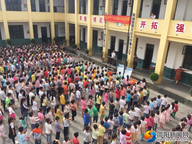 通过PPT向学生们讲授水上交通安全知识