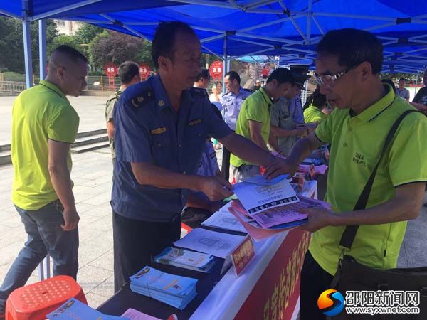 城步运管所工作人员向群众发放安全宣传资料
