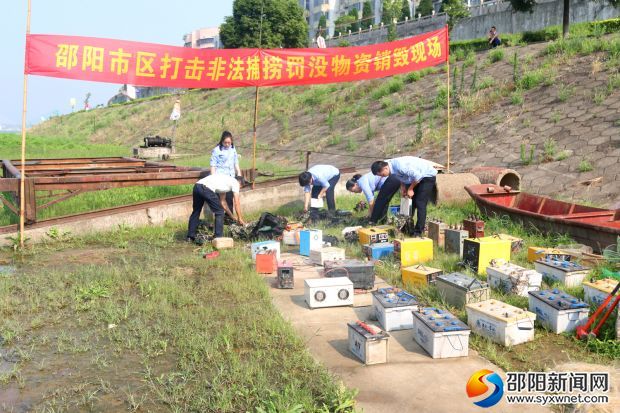 执法人员正在清点需要销毁的渔业非法捕捞工具